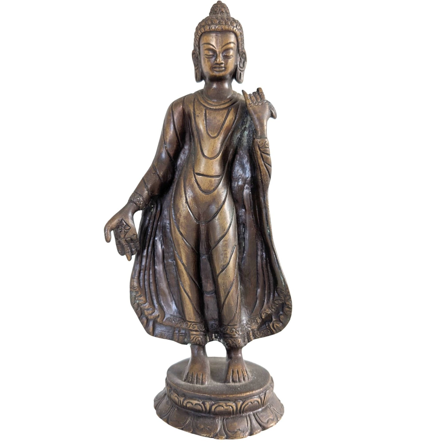 Vooraanzicht van een 27,5 cm hoog bronzen beeld van de staande Boeddha uit Nepal.
