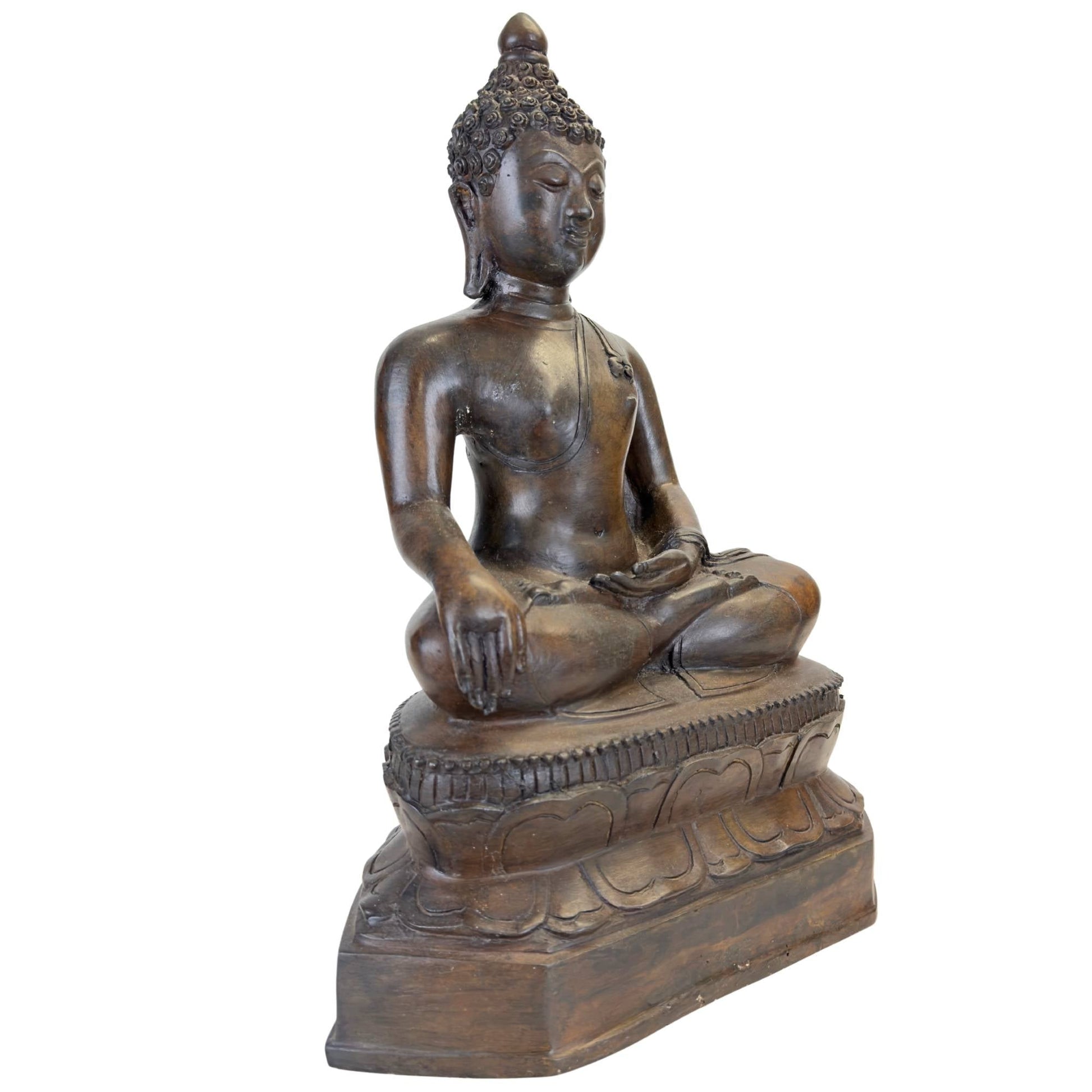 Vooraanzicht van de antieke Thaise Boeddha met diepe donkere patina.