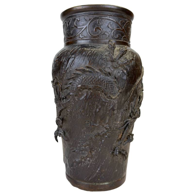 Detail van een draak in Takabori hoog-reliëf op een Japanse bronzen vaas.