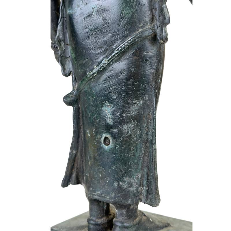 tempelbeeld van brons uit aziatische kunst met patina