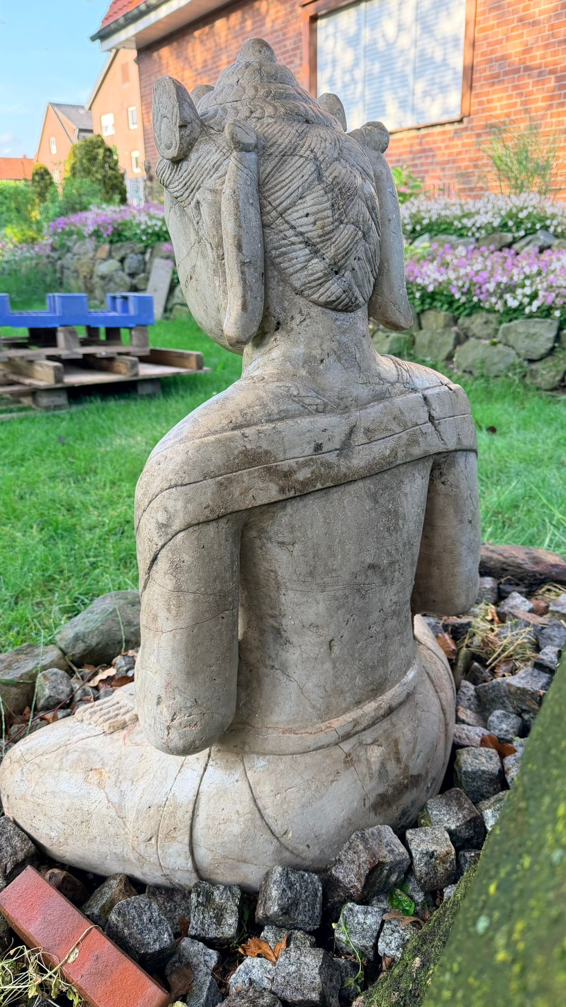 Monumentale tempelfiguur in natuursteen met spirituele betekenis