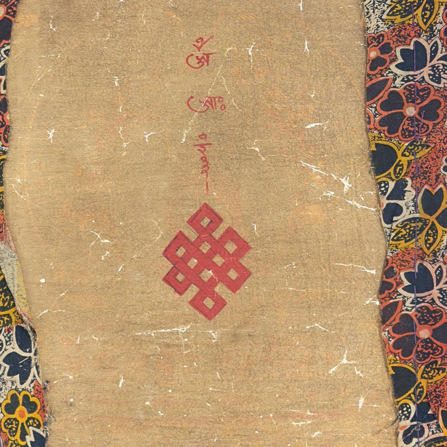 Forensisch textielonderzoek van de thangka tonend het canvas, de rode inkt en de machinale bloemenstof