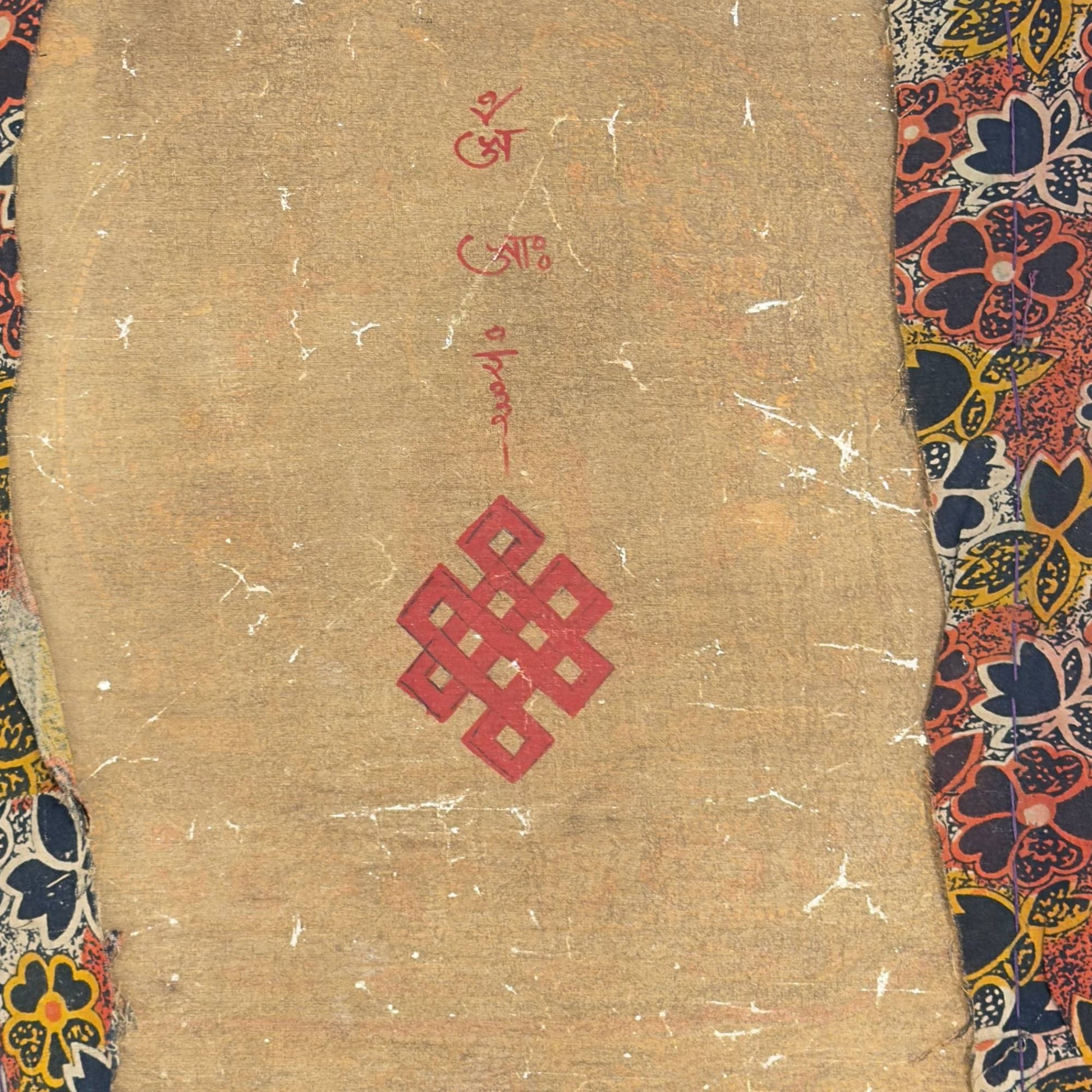 Forensisch textielonderzoek van de thangka tonend het canvas, de rode inkt en de machinale bloemenstof