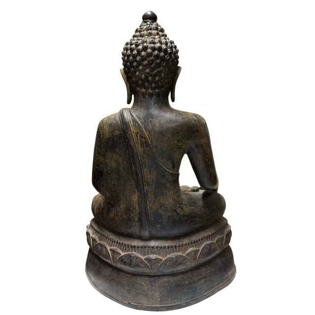 Thai Boeddha beeld als krachtig symbool voor innerlijke rust, aarding en spirituele balans