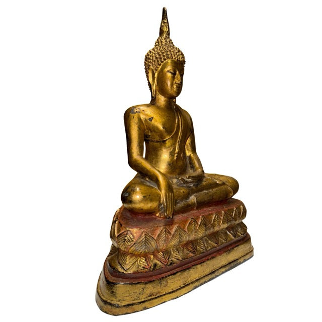 Thai Boeddha in Bhumisparsha mudra als symbool voor aarding, bescherming en verlichting