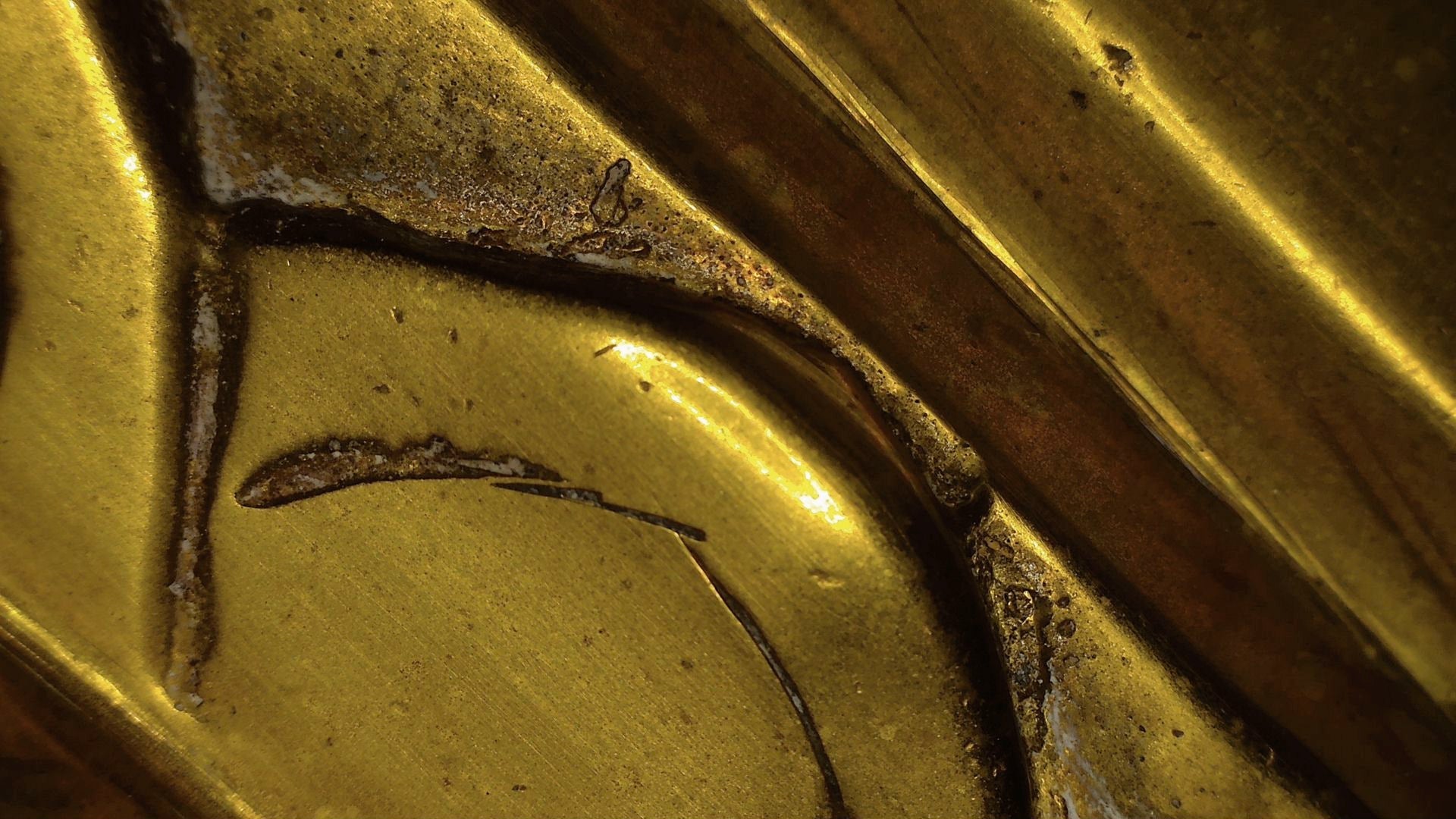 Microscopic detail of a casting edge, deposits and aged surface traces