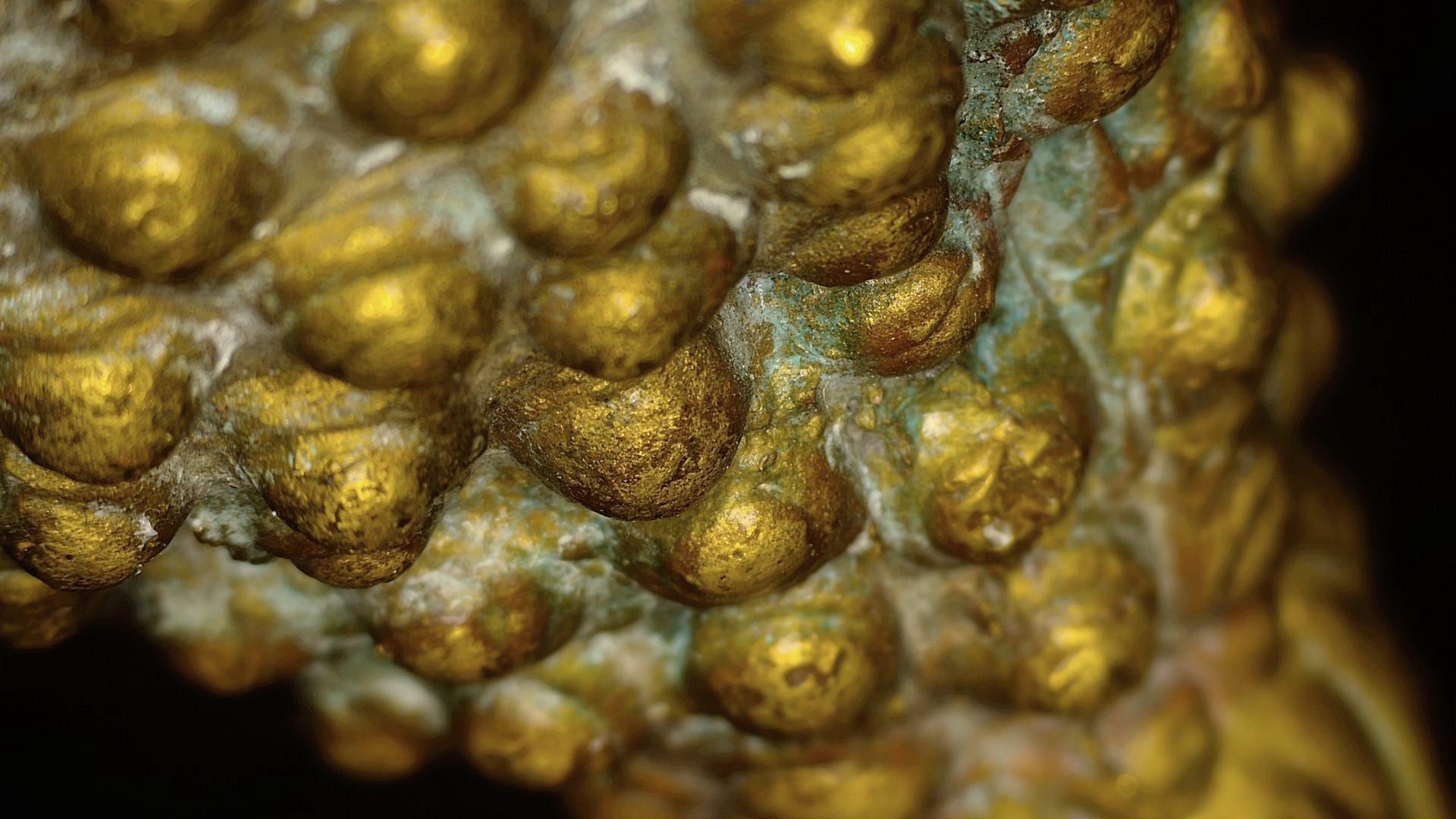 Microscopic view of patina and historic deposits between the hair curls
