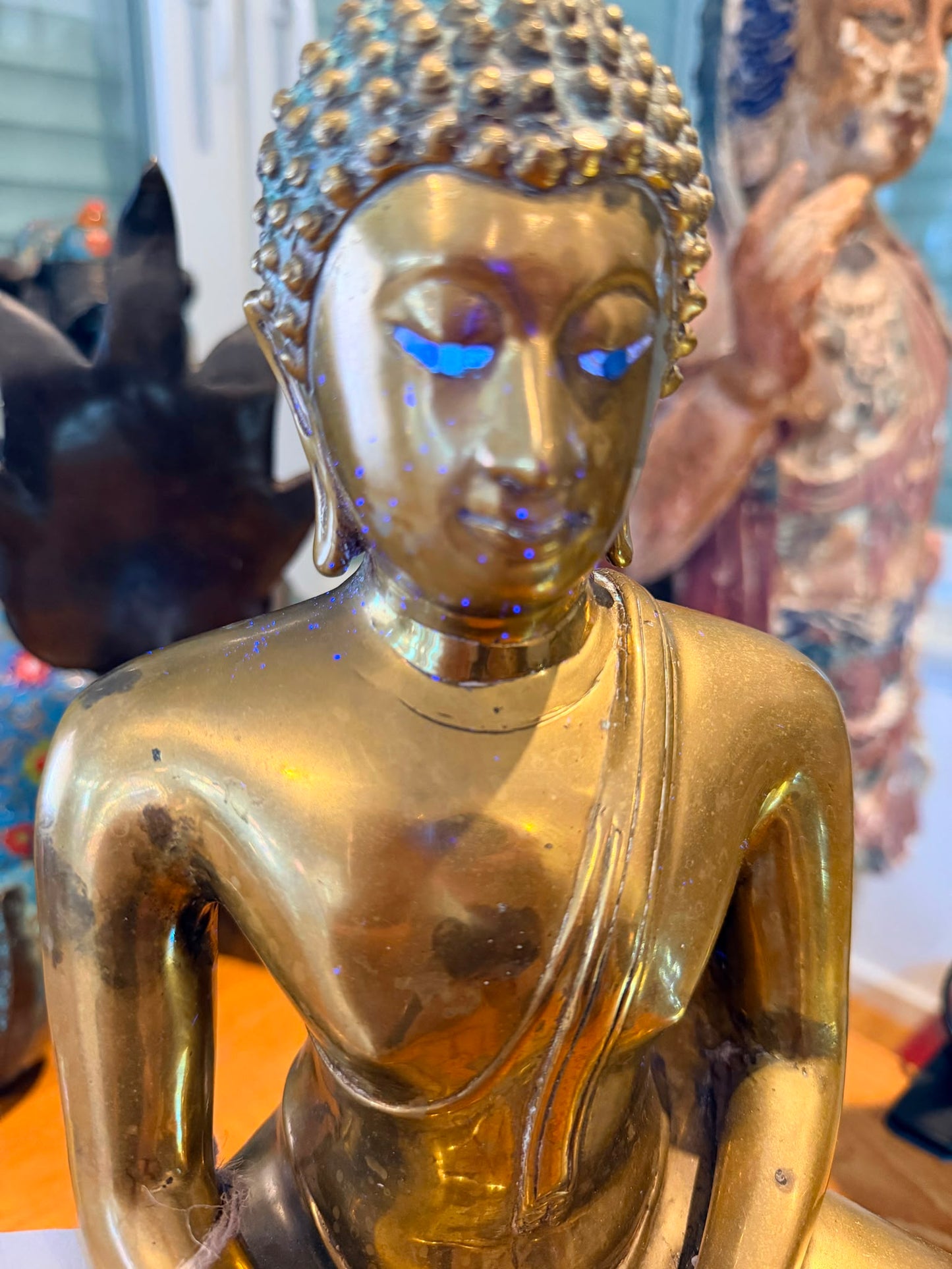 365 nm ultraviolet study of the inlaid eyes of the antique Thai Shakyamuni Buddha