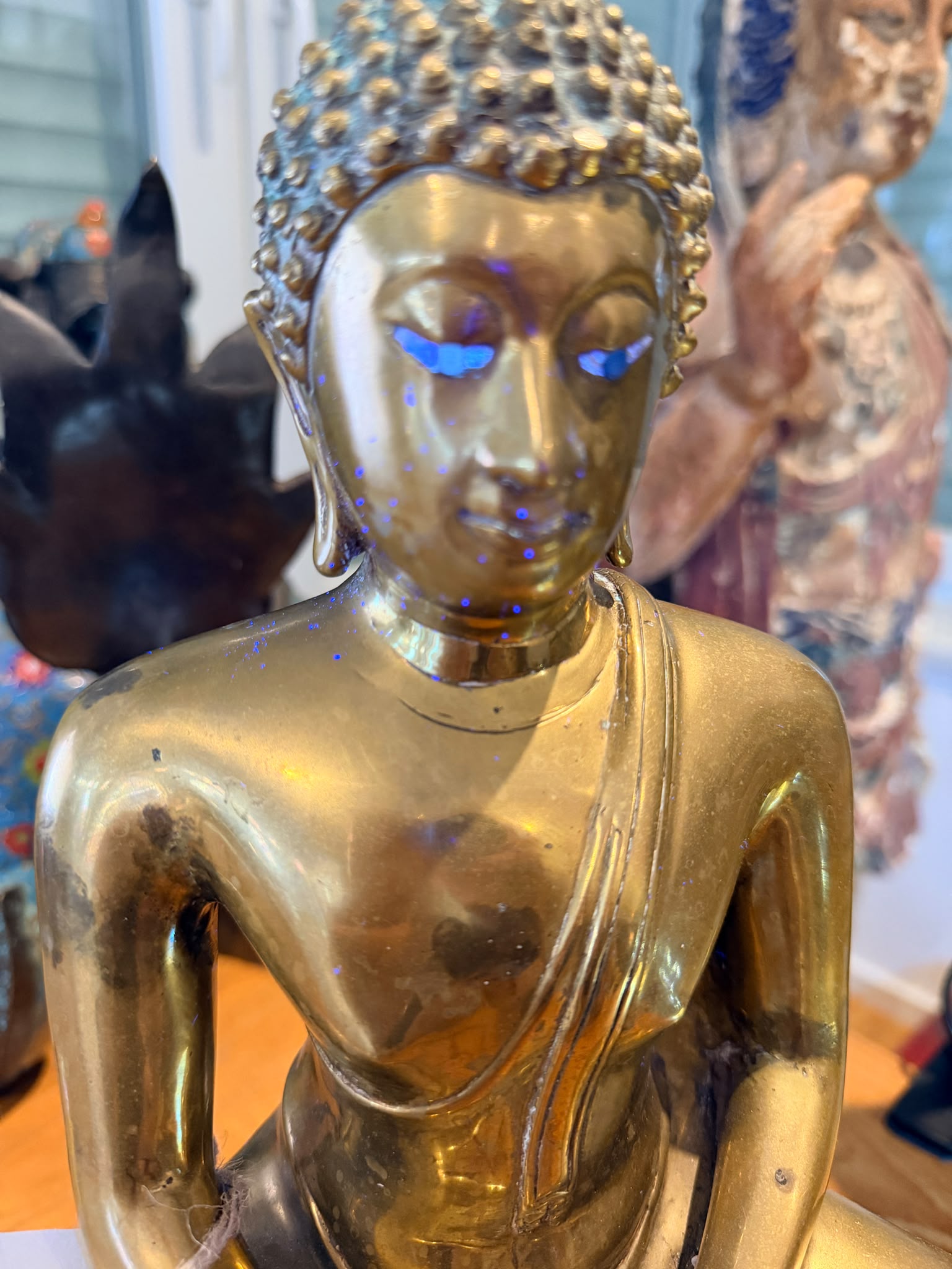 365 nm ultraviolet study of the inlaid eyes of the antique Thai Shakyamuni Buddha