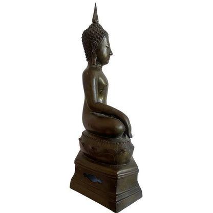 Right profile of the seated Sukhothai-style bronze Buddha with flame ushnisha