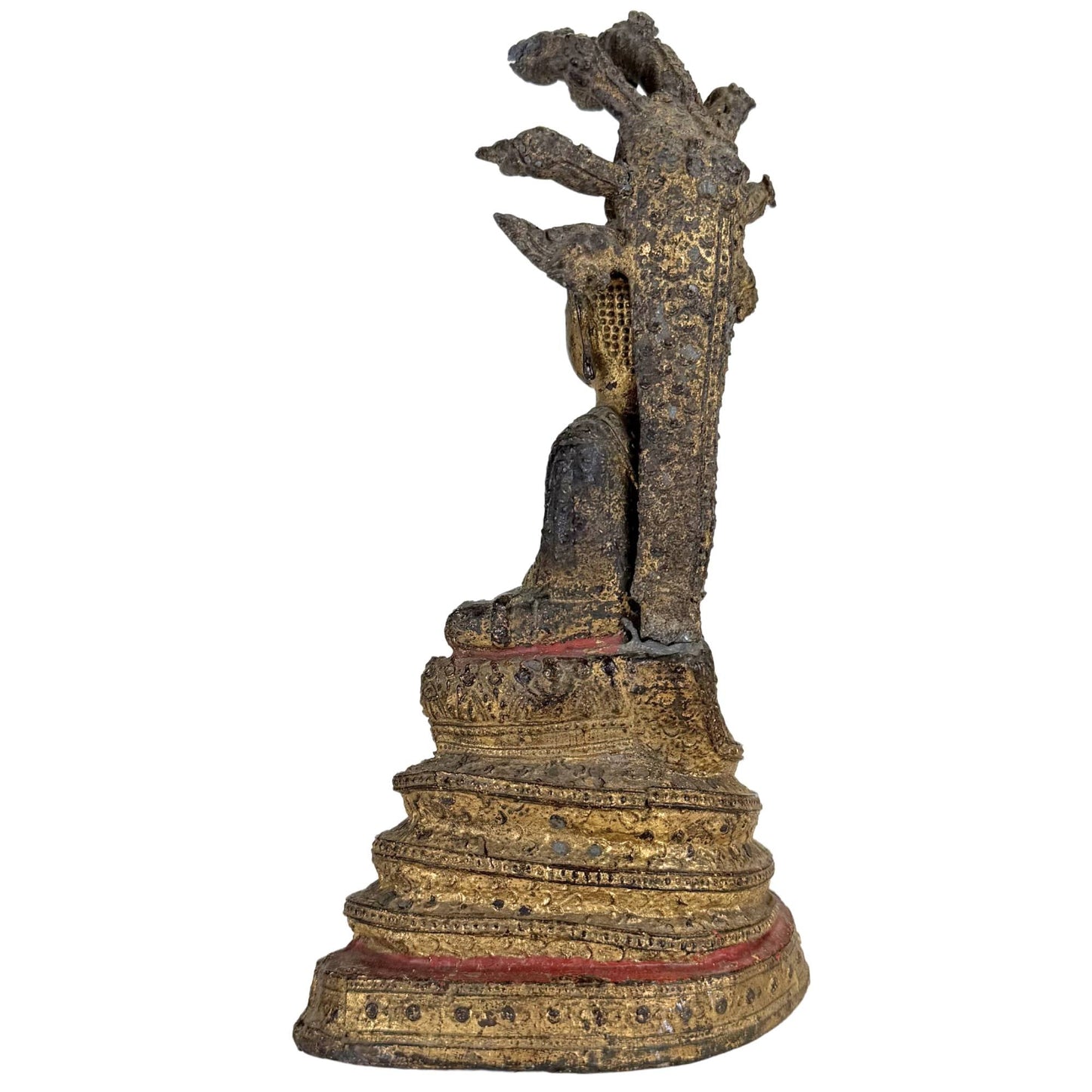 Thaise tempelkunst met Boeddha onder Muchalinda Naga bescherming