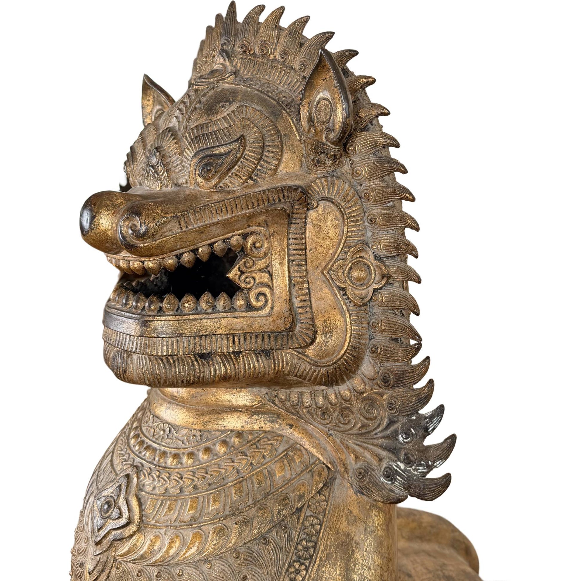 Thailand Singha leeuw met oude patina, rijk vergulde tempelwachter uit de boeddhistische traditie