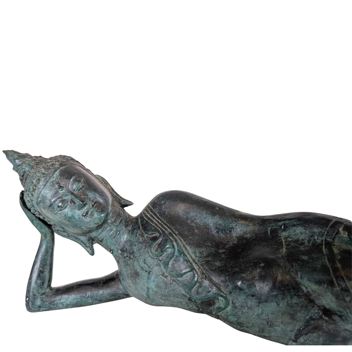 Detail van borstornament op een antiek bronzen liggende Boeddha uit Thailand