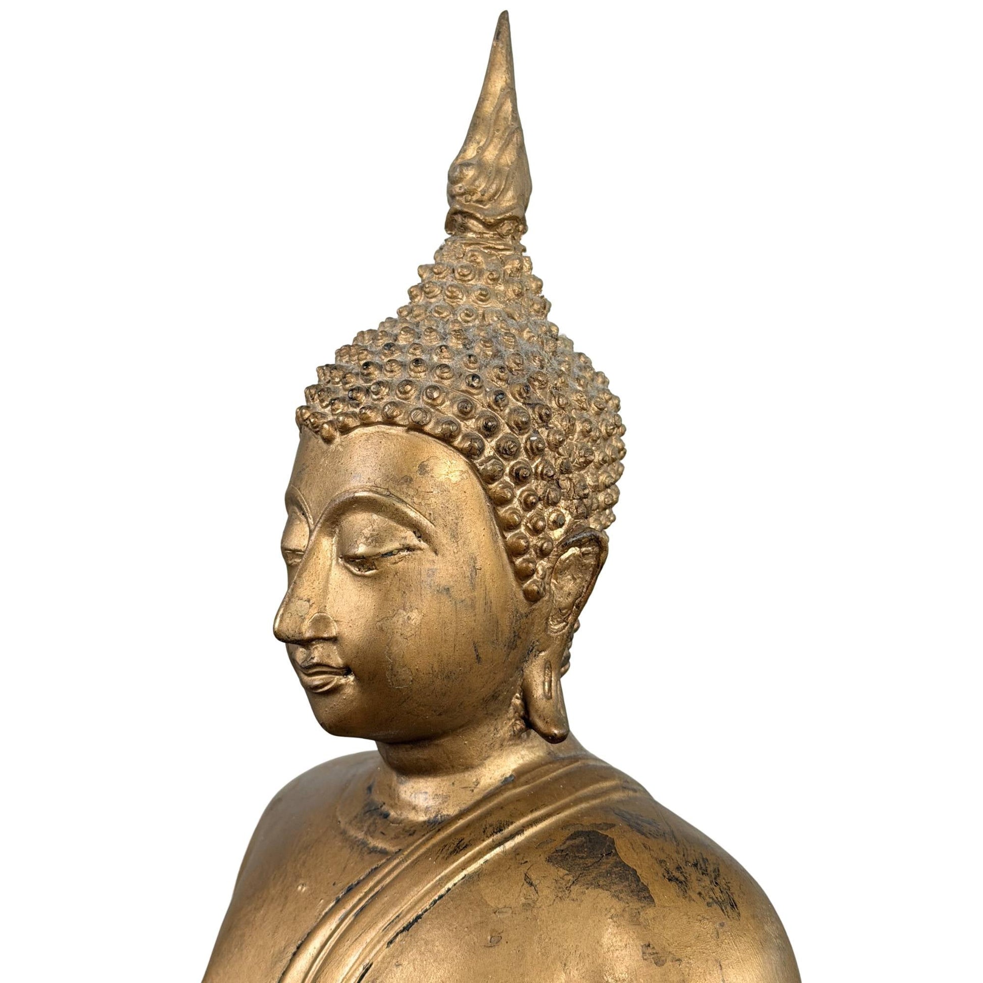Thaise Boeddha met klassieke lotusbasis en oude vergulde uitstraling