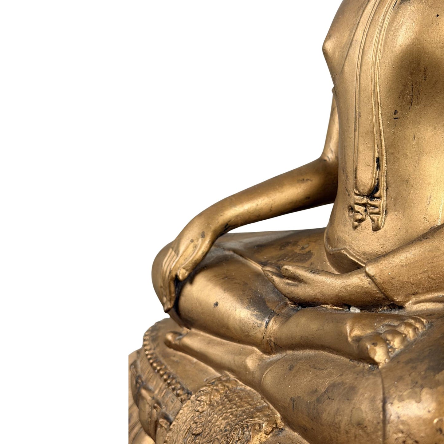 Thaise Boeddha met oude goudkleur en krachtige serene aanwezigheid
