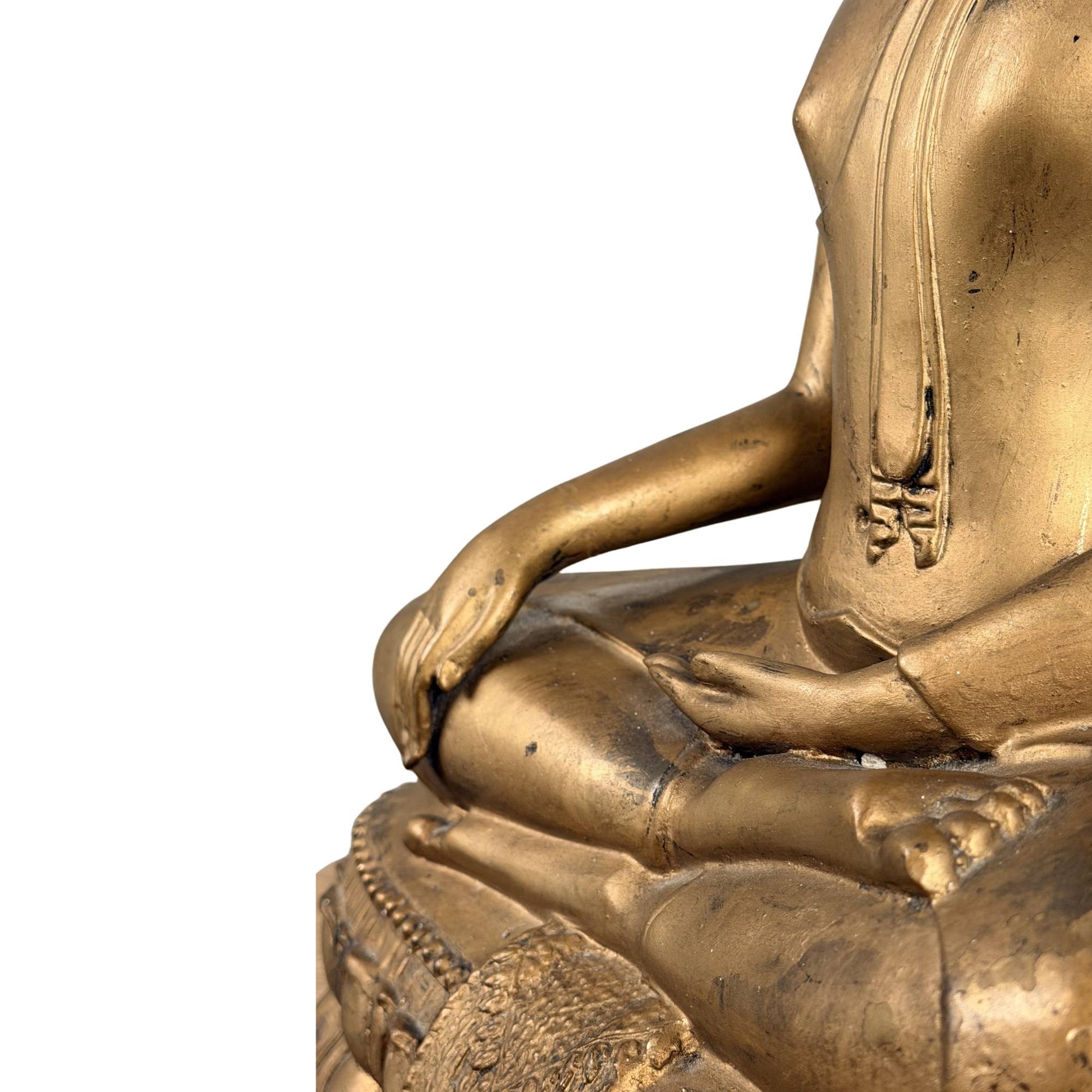 Thaise Boeddha met oude goudkleur en krachtige serene aanwezigheid