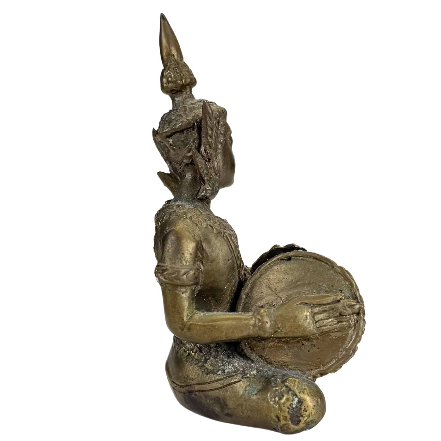 Zijaanzicht van Thaise bronzen drummer met verfijnde details