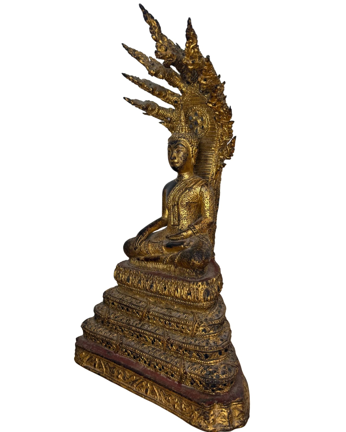 Thaise bronzen naga boeddha beeld verguld tempelstijl
