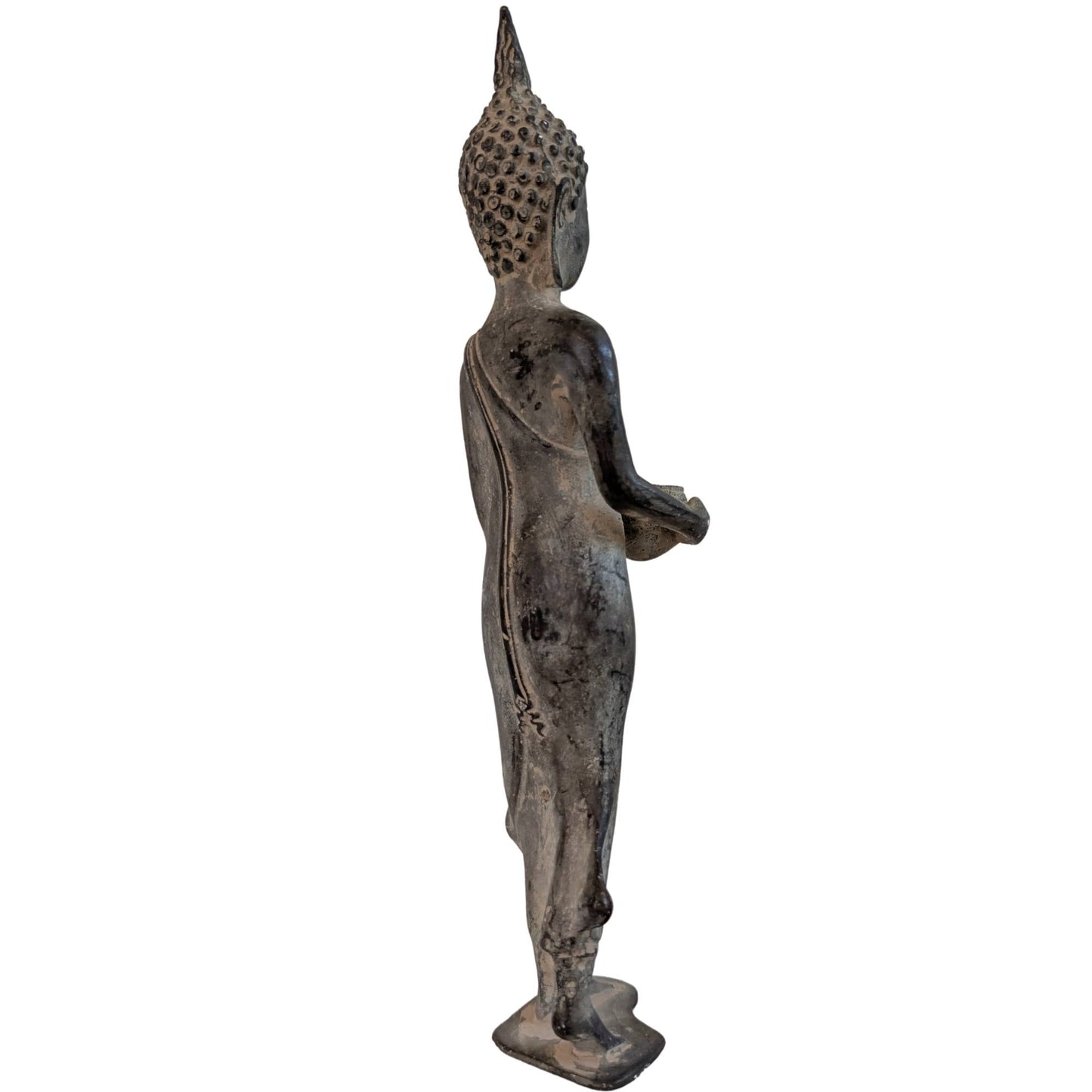 Staande bronzen Shakyamuni Boeddha uit Thailand met almoezenschaal op een witte achtergrond.