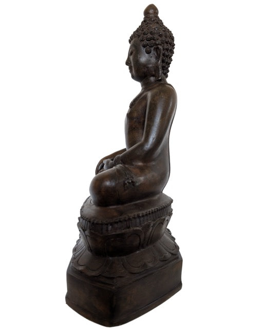 Gezeten bronzen Buddha op een gedetailleerde lotusbasis, Thaise traditie.