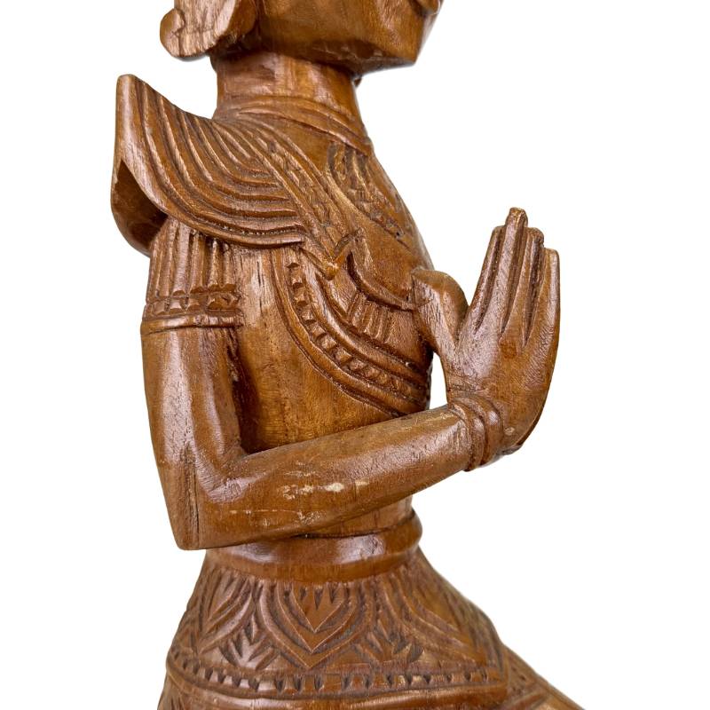 Thaise houtsnijwerk beeld knielend met traditionele kroon
