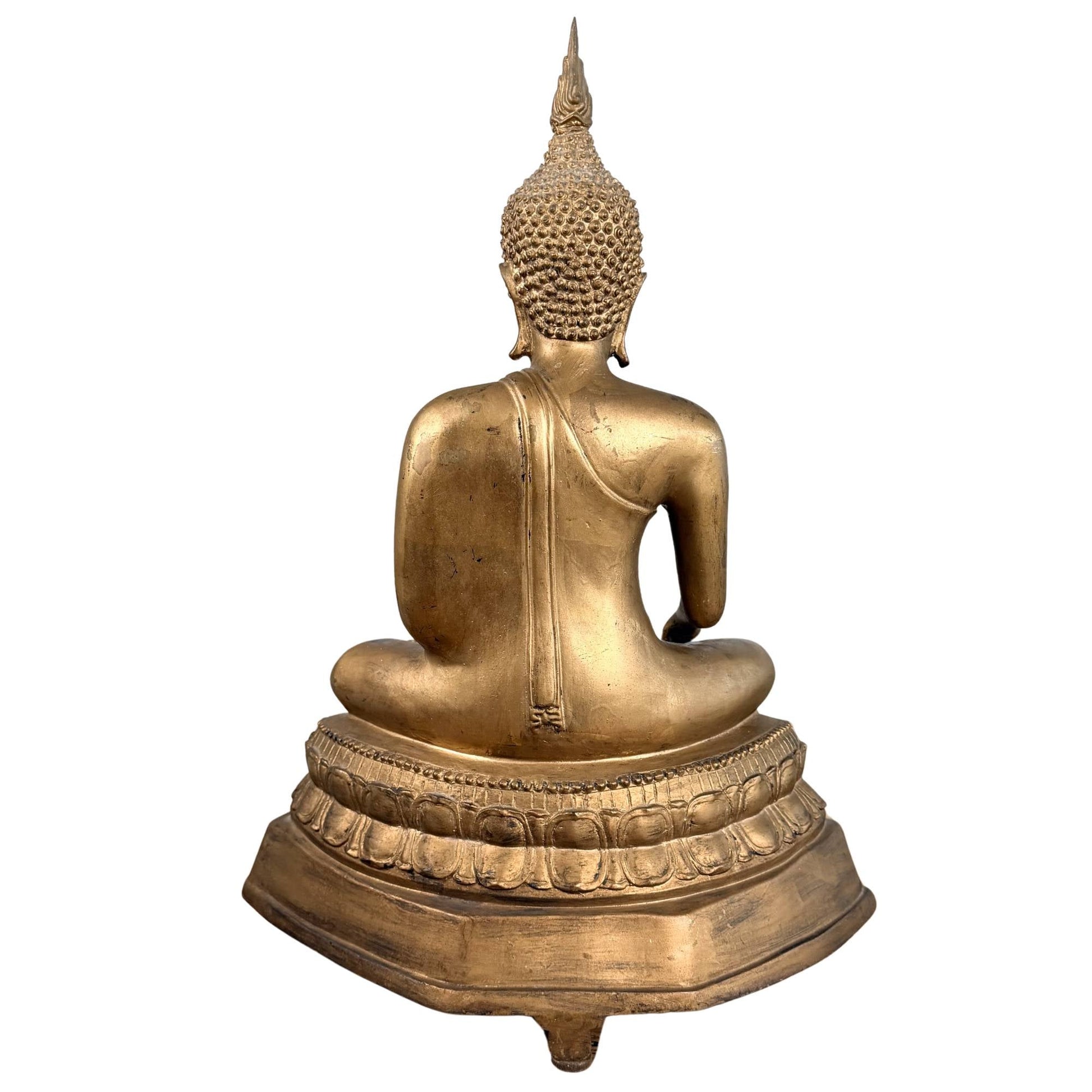 Thaise mediterende Boeddha met goudkleurige afwerking en spirituele uitstraling