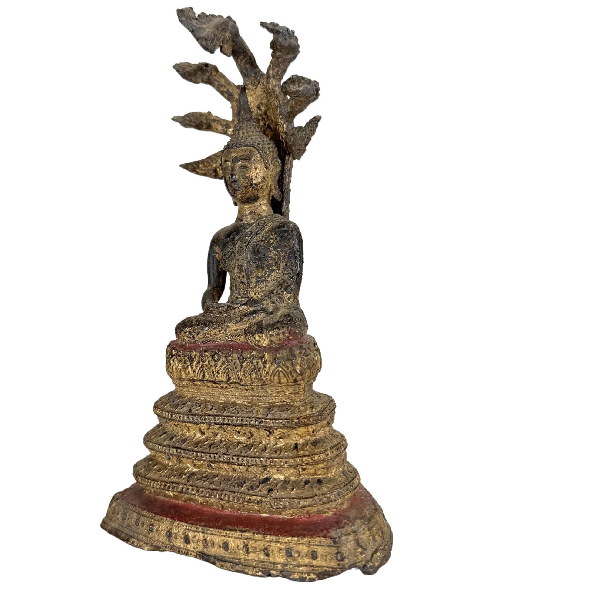Thaise meditatie Boeddha met meerkoppige Naga kroon en vergulde details