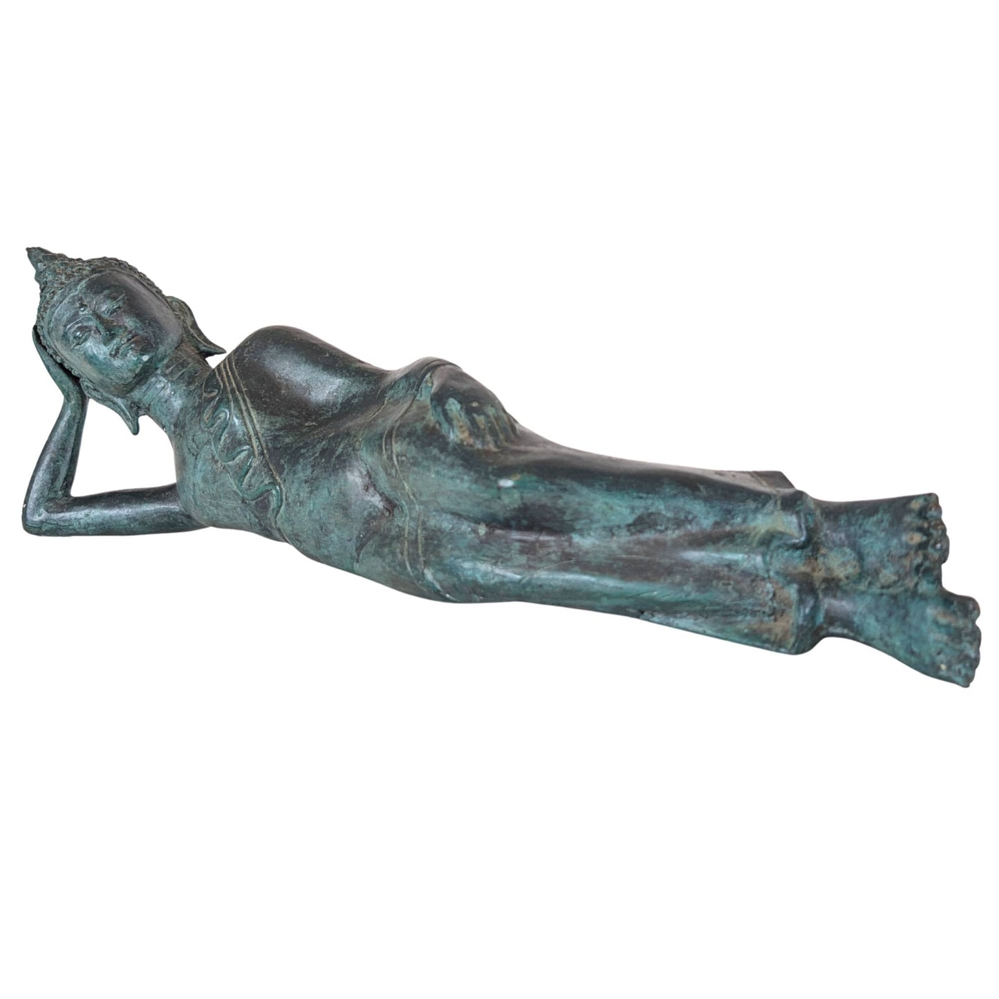 Detail van het hoofd van een liggende Thaise Boeddha met serene gezichtsuitdrukking en oude patina