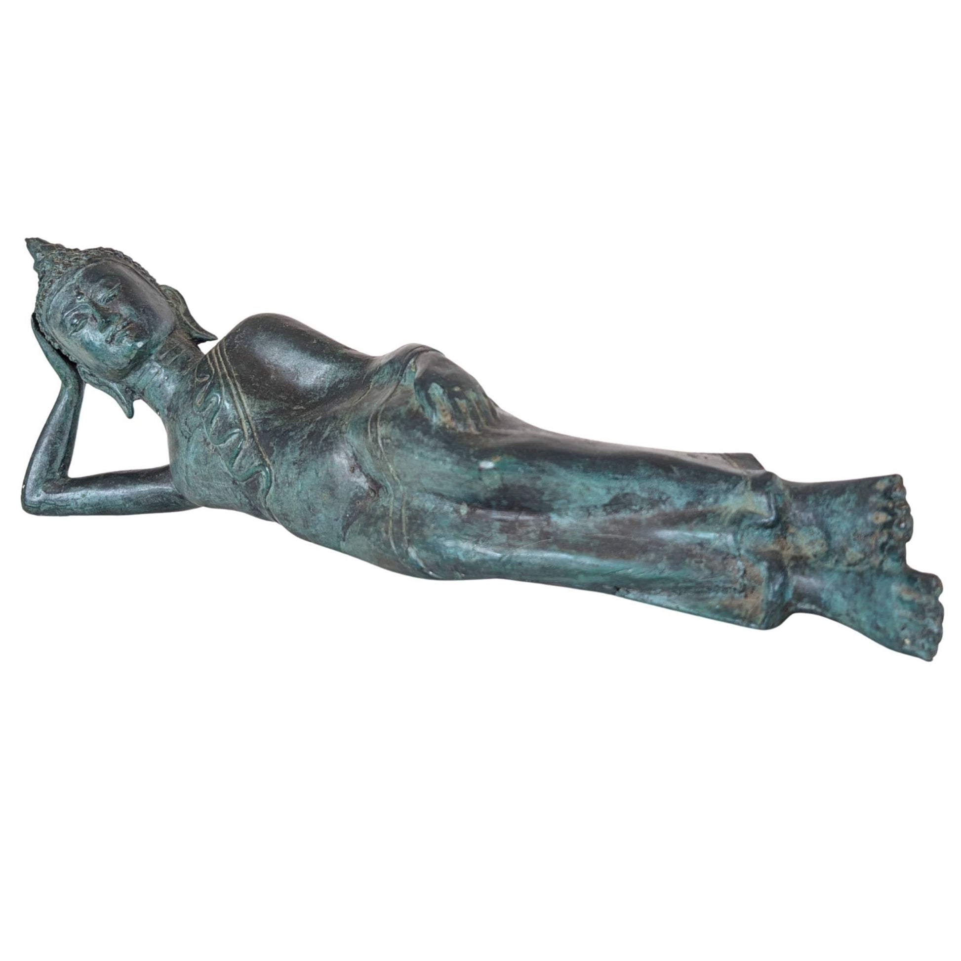 Detail van het hoofd van een liggende Thaise Boeddha met serene gezichtsuitdrukking en oude patina