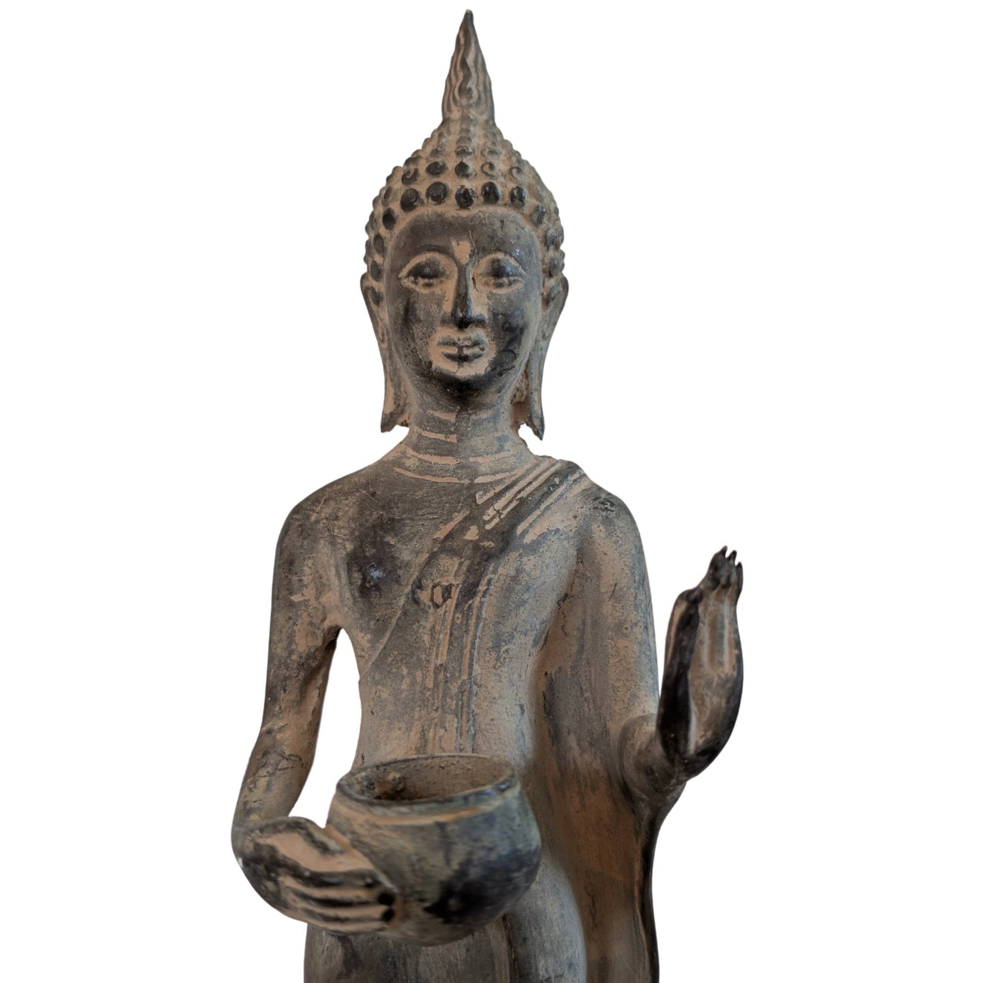 Detail van een bronzen Boeddha met opgeheven hand in het gebaar van geruststelling.