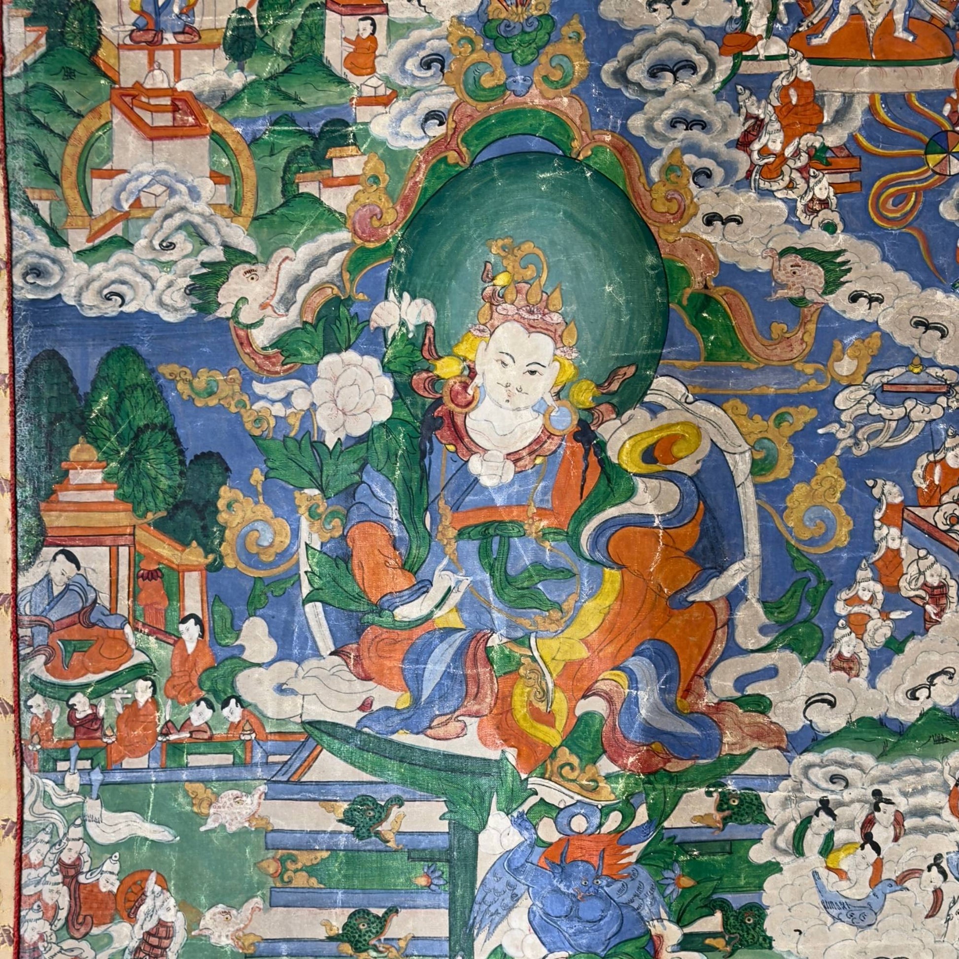 Verhalend detail van de thangka met ruiters en olifanten in een traditioneel Himalaya landschap