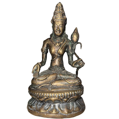Tibetaanse Avalokiteshvara van brons op lotusbasis met oude oxidatie en rituele uitstraling