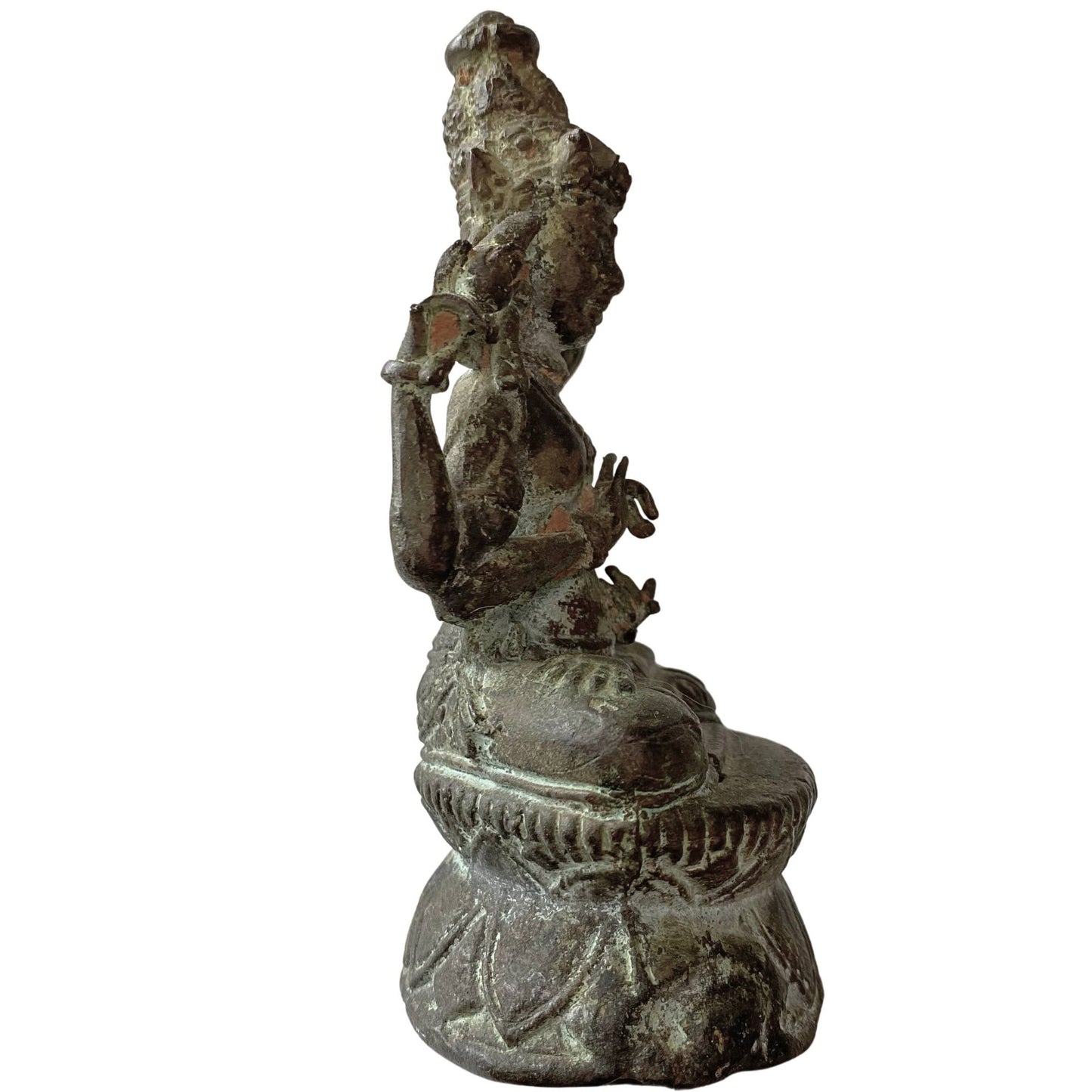 Zijaanzicht van antiek Tibetaans bodhisattva beeld met natuurlijke malachiet patina