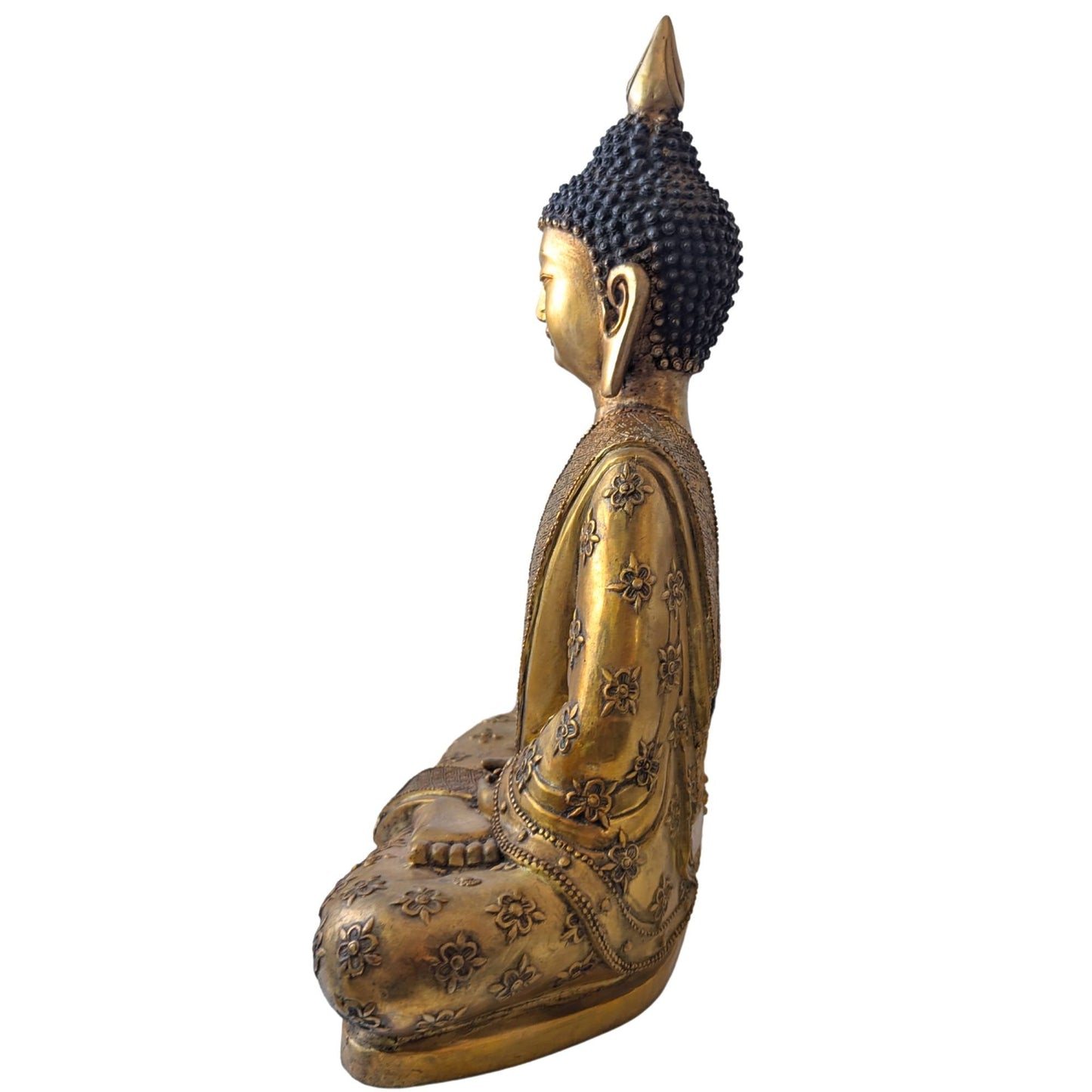 Detail van het gewaad van een Tibet Buddha met voelbare bloemmotieven in hoogreliëf en symbolische randen.