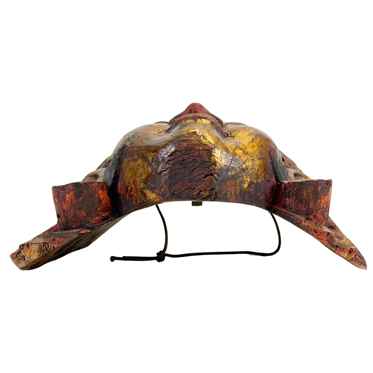 Onderaanzicht van het Balinese Topeng masker, met focus op de functionele, horizontale kijkspleten onder de oogleden en de ergonomische uitholling voor de danser.