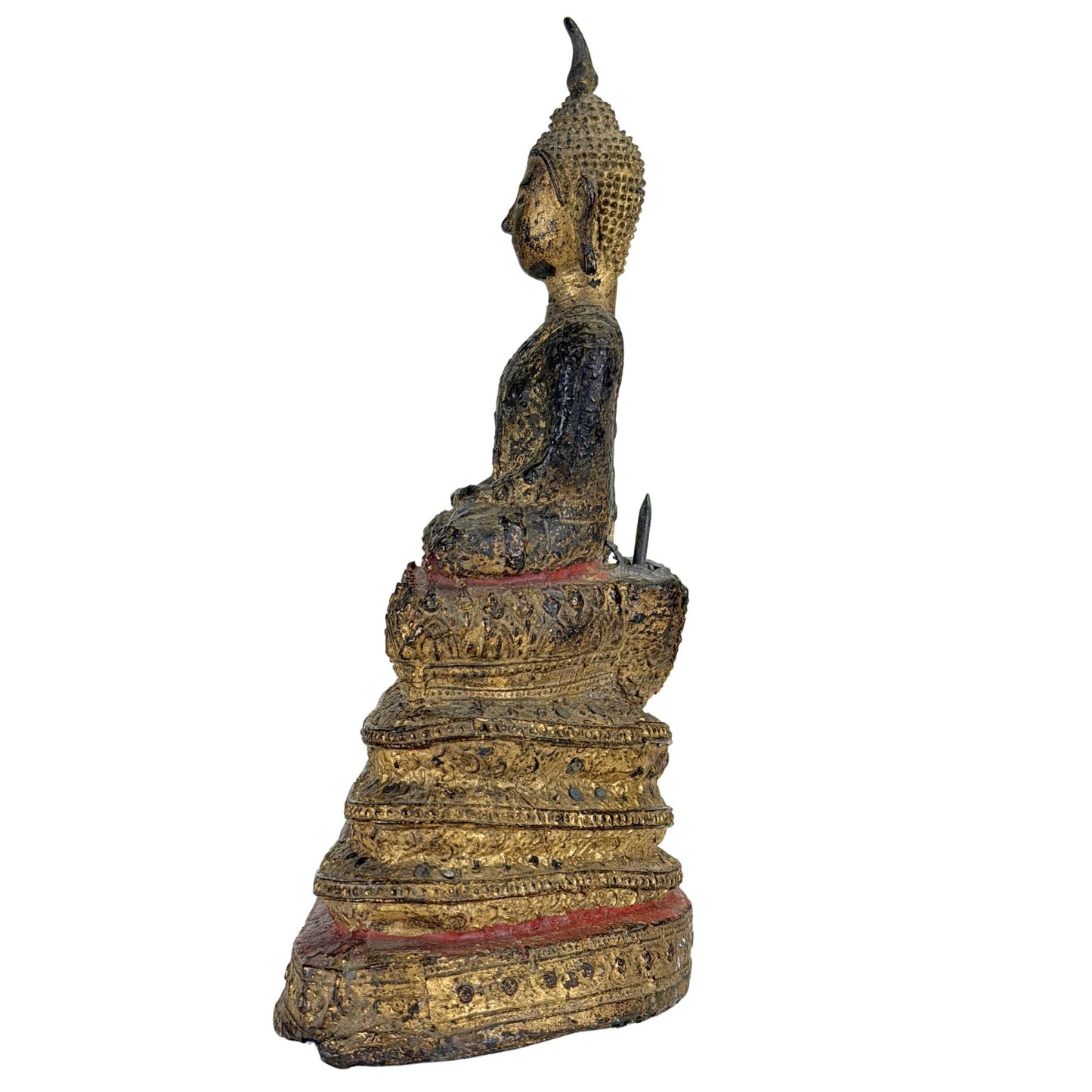 Traditionele Thaise boeddhistische kunst met vergulde Naga bescherming