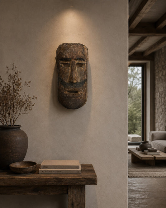 Tribaal Himalaya masker, handgesneden houten sjamanenmasker met ingekraste patronen en authentieke draagpatina