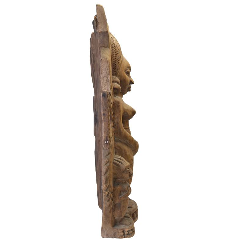 Tribale Afrikaanse beeldhouwwerk van vrouwelijke figuur in hout