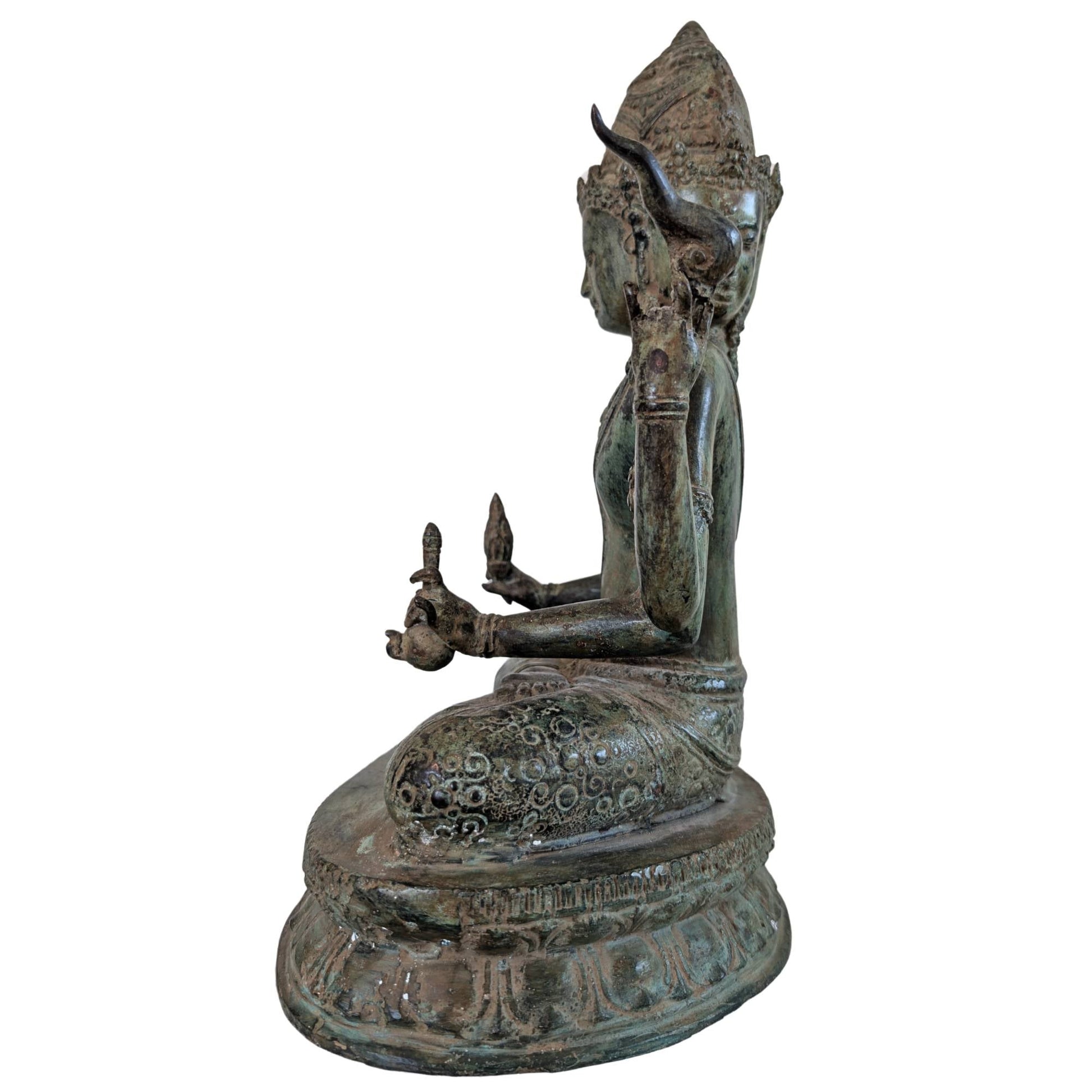 Detail Trimukha Maheshvara met boog in de hand