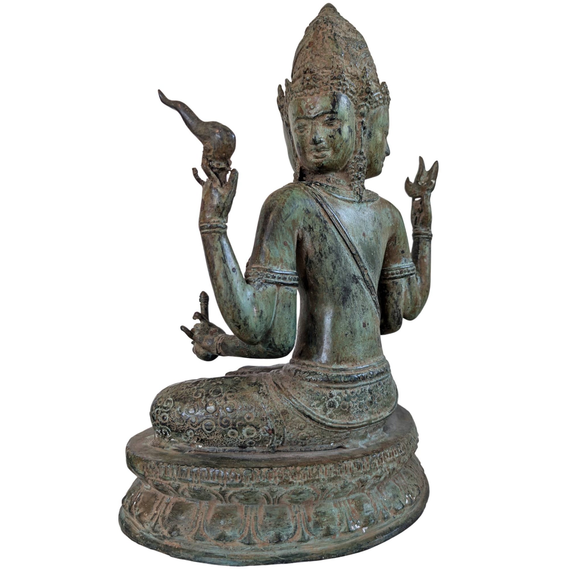 Detail Trimukha Maheshvara met attributen zoals kalasha vaas