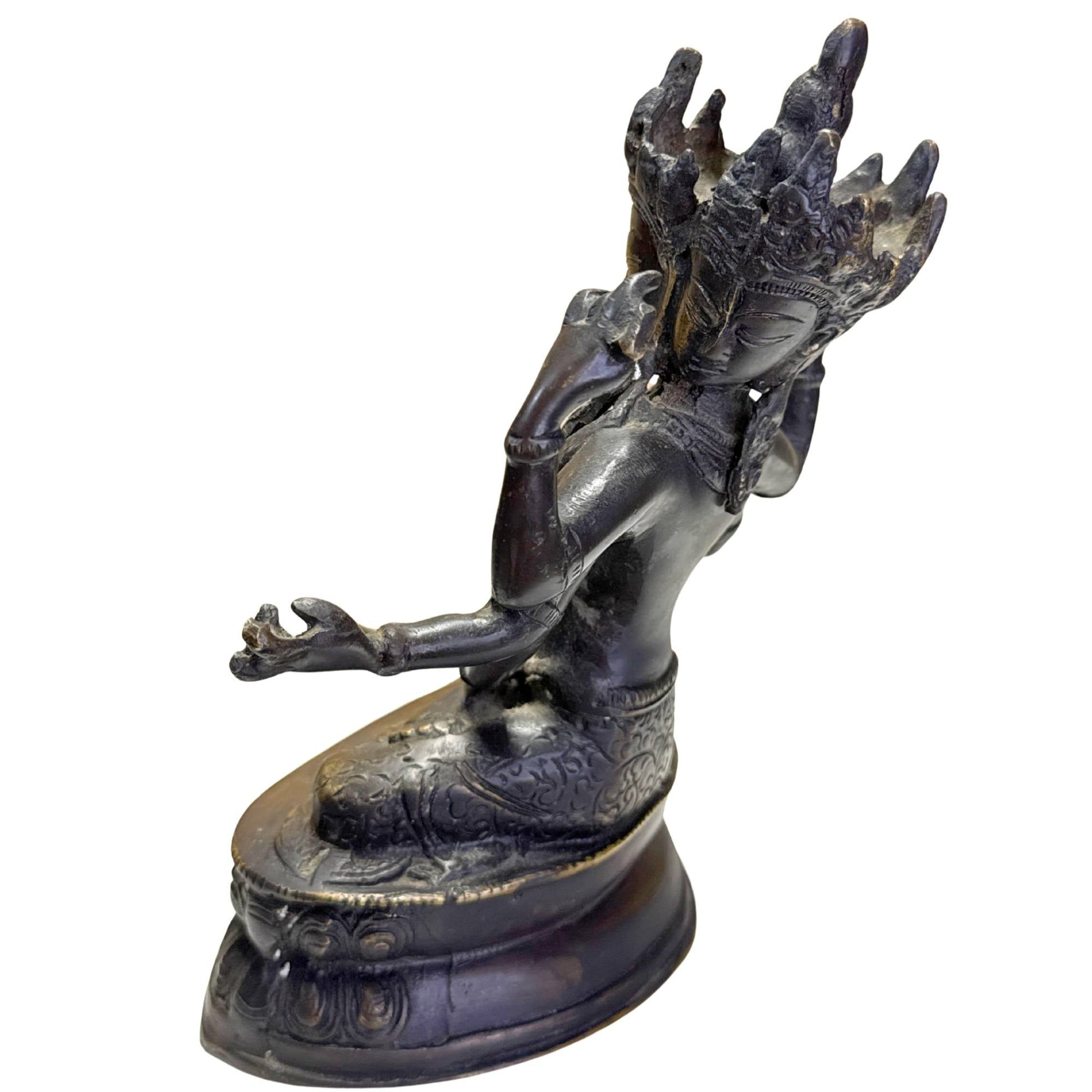 Ushnishavijaya godin op lotusbasis van brons met oude bronskleurige afwerking