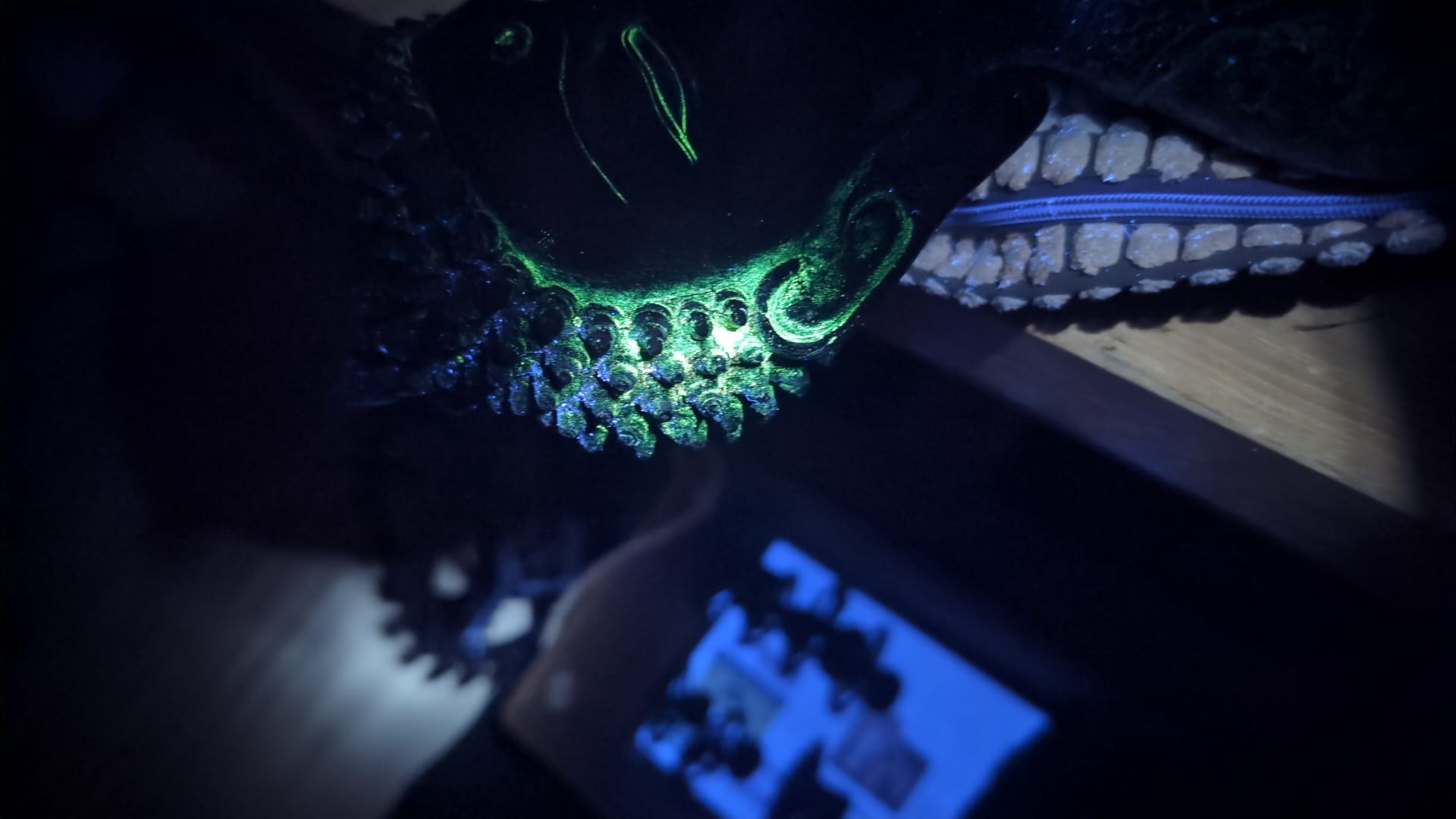 UV-licht analyse Boeddha beeld fluorescentie organische harsen ritueel gebruik.