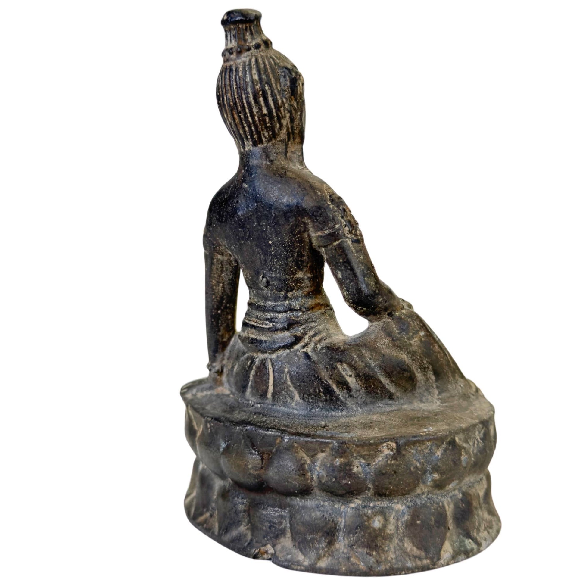 detail gezicht vasudhara beeld serene glimlach antiek brons