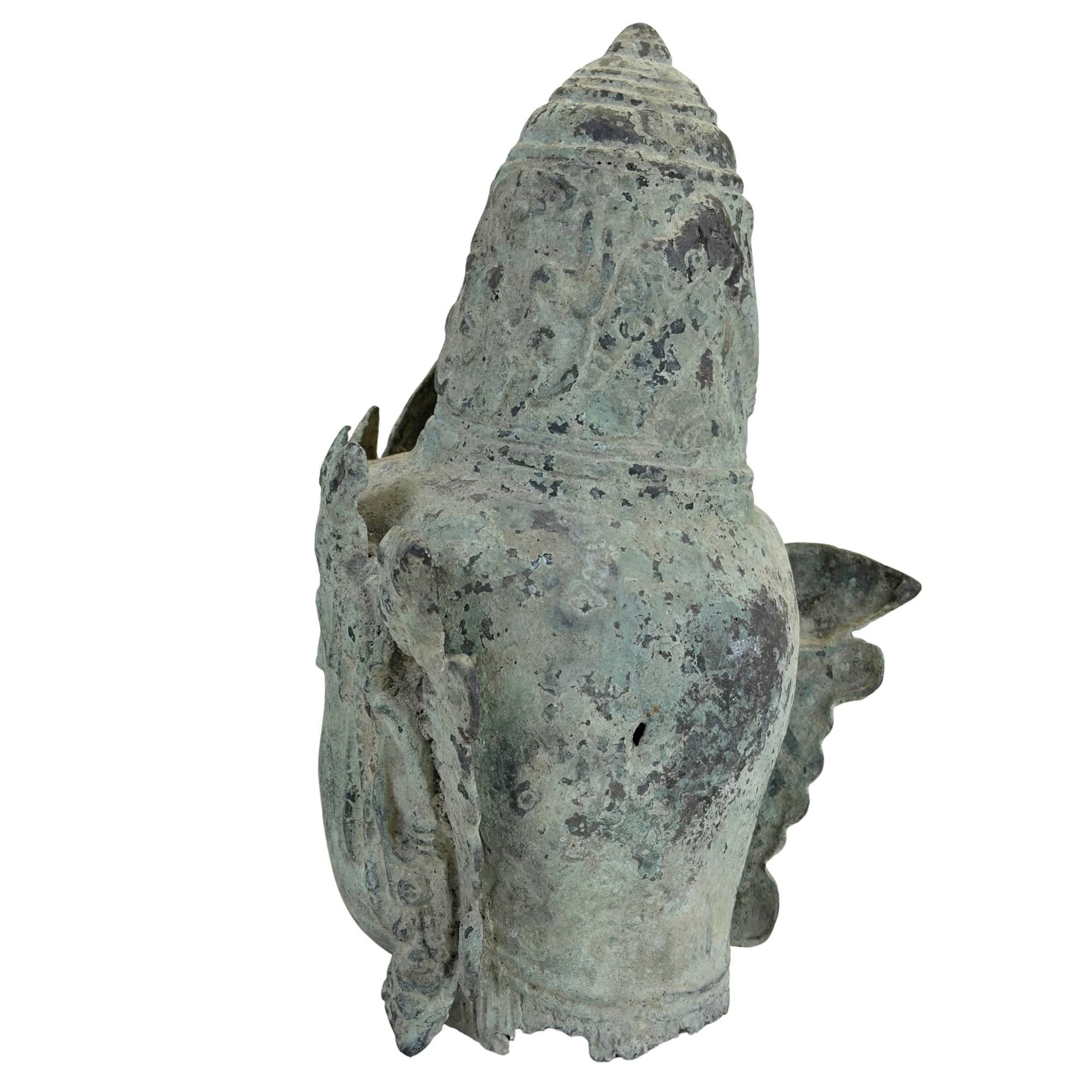 Natuurlijke verdigris patina op een bronzen Vishnu hoofd uit Indonesië