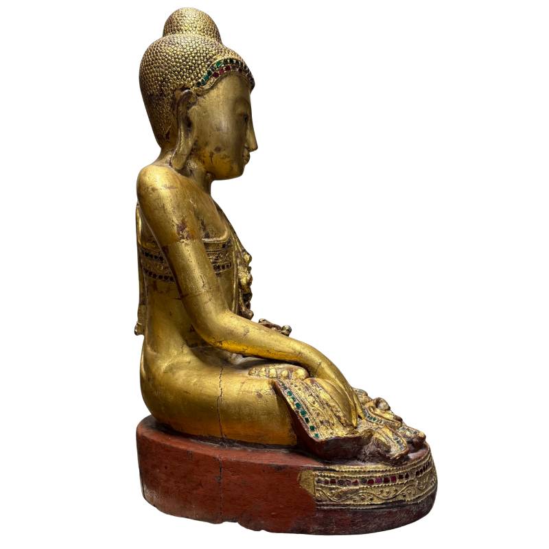 Verguld houten Boeddha beeld uit Myanmar met oude laklaag en warme tempeluitstraling