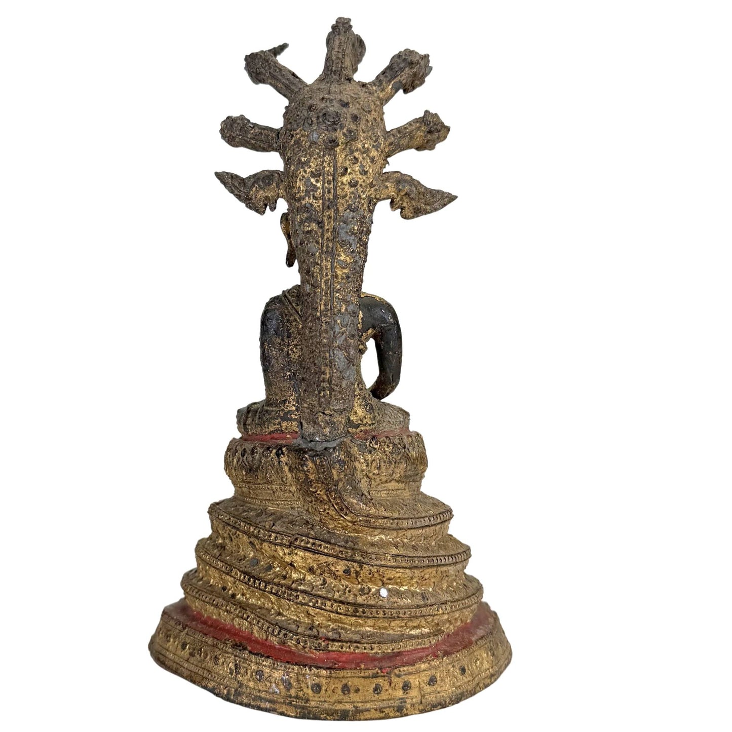 Verguld Thais Boeddha beeld op traditionele trapsgewijze troon met decoraties