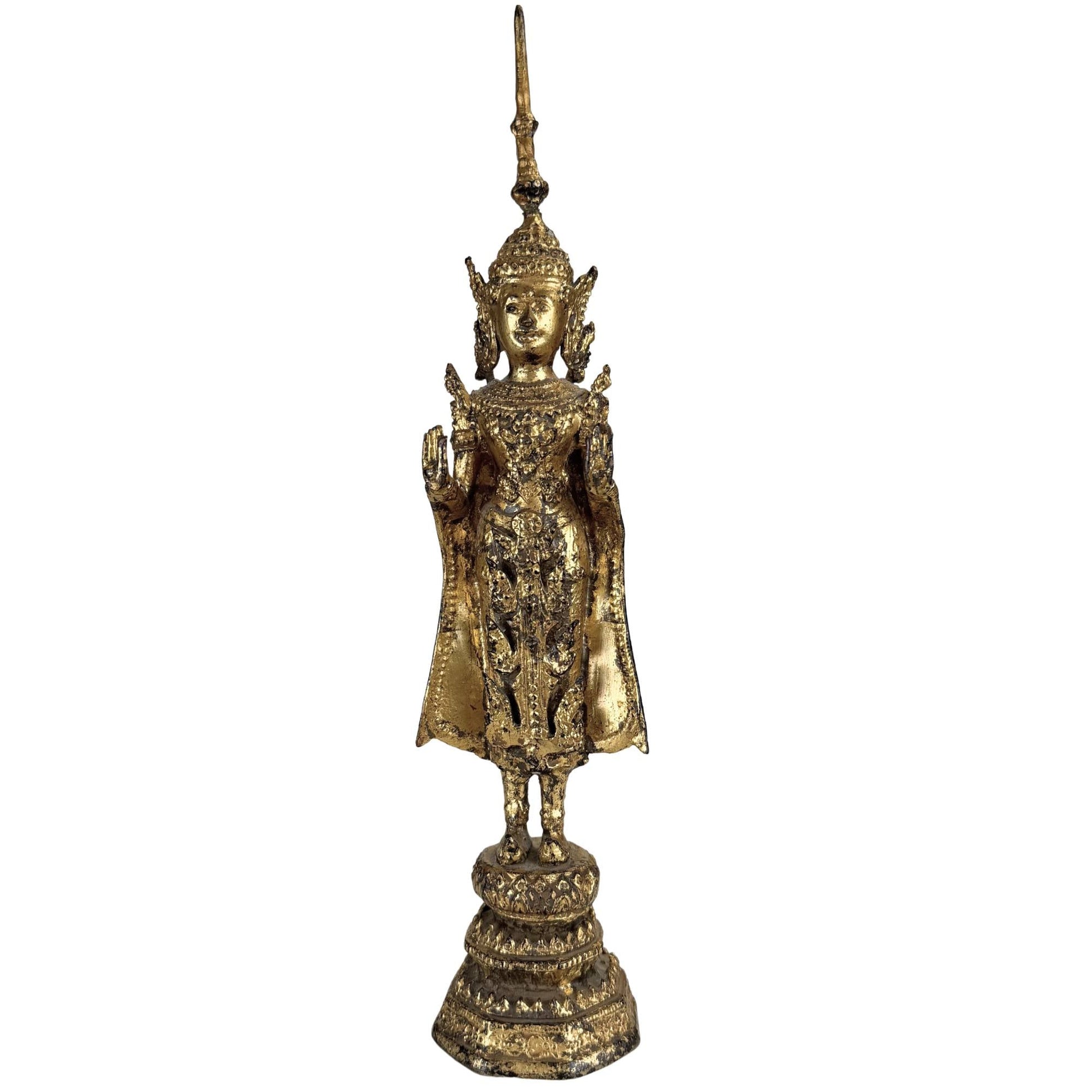 Verguld Thais Boeddha beeld in klassieke Rattanakosin stijl met koninklijke uitstraling