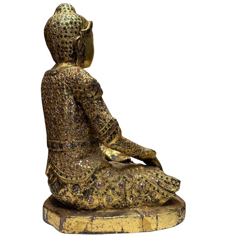 Vergulde Boeddha uit Myanmar met gekleurde glasdecoratie en rijke rituele uitstraling