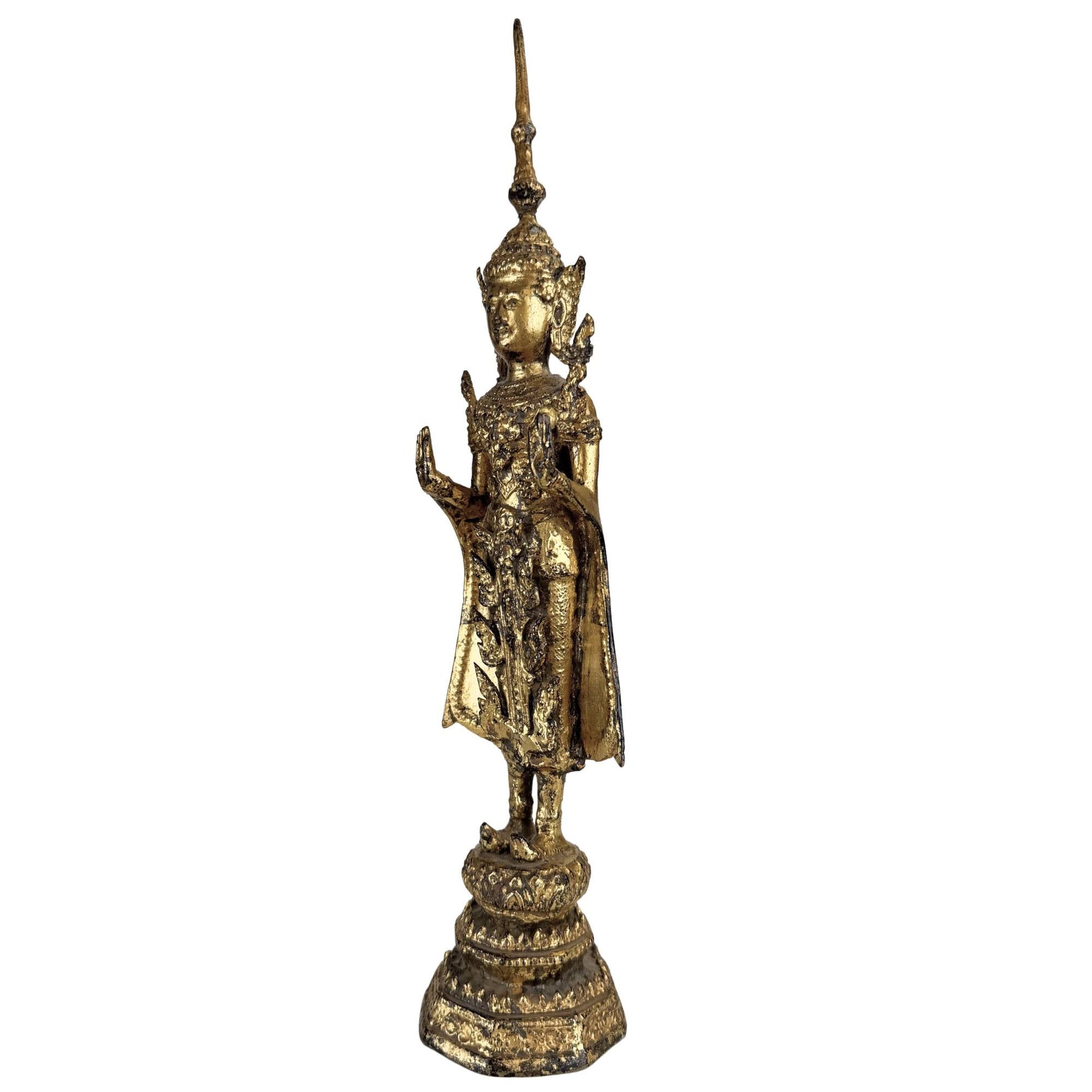 Vergulde Thaise Boeddha op traditionele lotusvoet met elegante verticale vormgeving