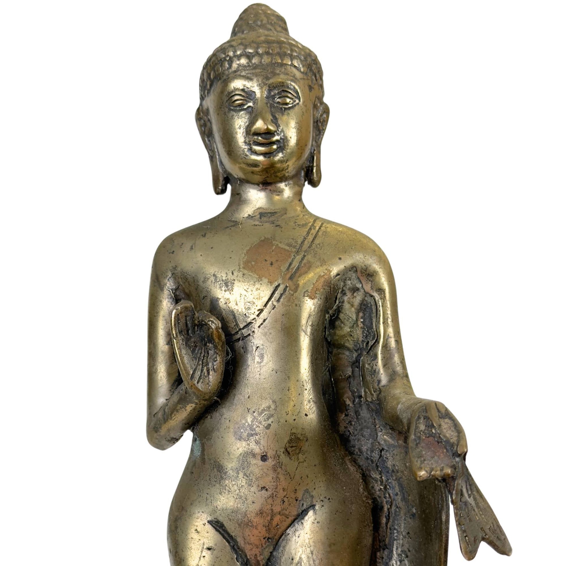 Uniek verweerd bronzen Boeddha beeld met een karaktervolle uitstraling.